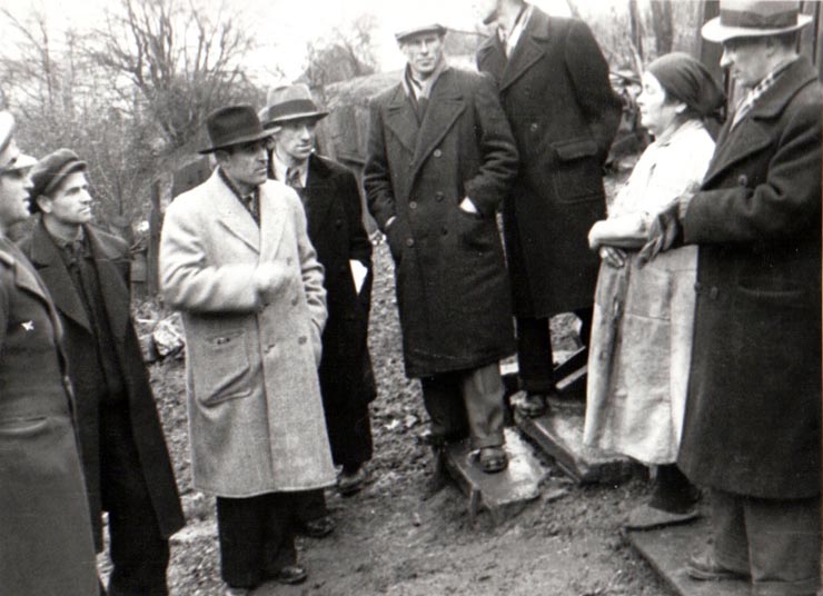 Gheorghe Gheorghiu-Dej stă de vorbă cu o văduvă de miner. Mai sunt de faţă Alexandru Moghioroş, Postanschi şi alte persoane (1944 noiembrie 24).