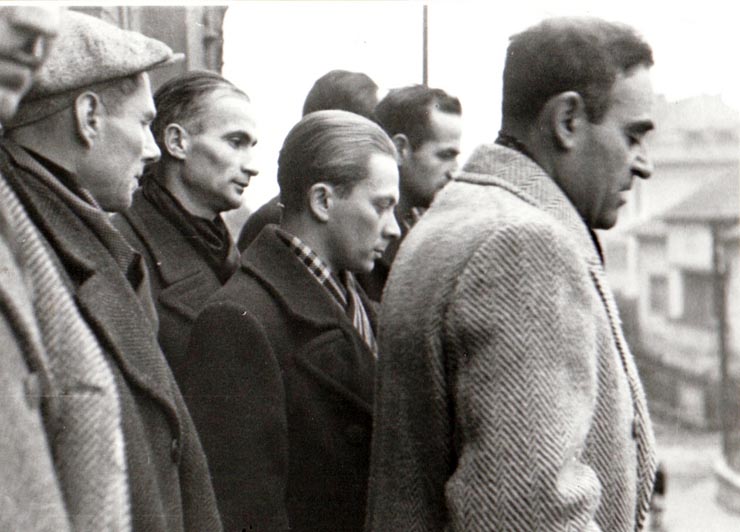 Gheorghe Gheorghiu-Dej vorbind muncitorilor mineri de pe balconul unei vase din Petroşani cu prilejul sosirii în Valea Jiului (1944 noiembrie 23).