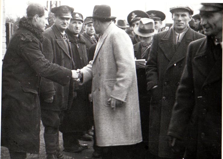 Gheorghe Gheorghiu-Dej printre muncitorii şi funcţionarii ceferişti de la staţiile de cale ferată din Valea Jiului (Petroşani) (1944 noiembrie 24).