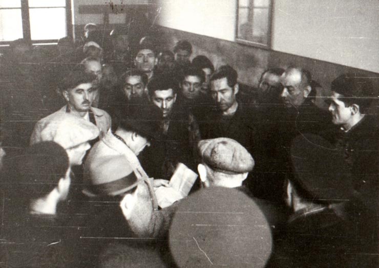 Gheorghe Gheorghiu-Dej în mijlocul unui grup de delegaţi ai muncitorilor mineri din Valea Jiului (Petroşani) (1944 noiembrie 24).
