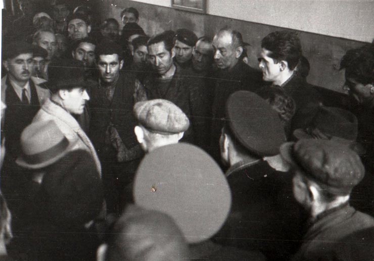 Gheorghe Gheorghiu-Dej în mijlocul unui grup de delegaţi ai muncitorilor mineri din Valea Jiului (Petroşani) (1944 noiembrie 24).