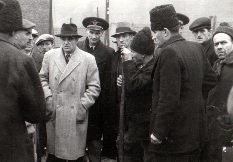 Gheorghe Ghoerghiu-Dej în mijlocul muncitorilor ceferişti care deservesc staţiile de cale ferată din Valea Jiului (Petroşani) (1944 noiembrie 24).