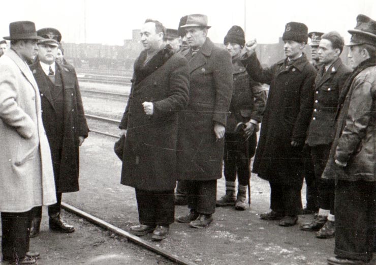 Gheorghe Ghoerghiu-Dej în mijlocul muncitorilor ceferişti care deservesc staţiile de cale ferată din Valea Jiului (Petroşani) (1944 noiembrie 24).