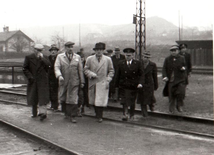 Gheorghe Gheorghiu-Dej printre muncitorii şi funcţionarii ceferişti de la staţiile de cale ferată din Valea Jiului (Petroşani) (1944 noiembrie 24).