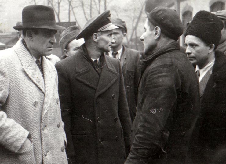 Gheorghe Ghoerghiu-Dej în mijlocul muncitorilor ceferişti care deservesc staţiile de cale ferată din Valea Jiului (Petroşani) (1944 noiembrie 24).