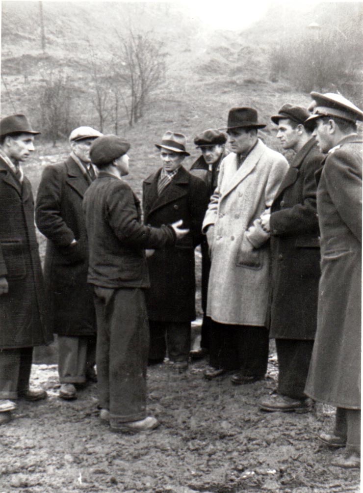 Un miner din Petroşani, invită pe Gheorghe Gheorghiu-Dej să le viziteze Căminul. Mai sunt de faţă Alexandru Moghioroş şi Postancschi (1944 noiembrie 24).