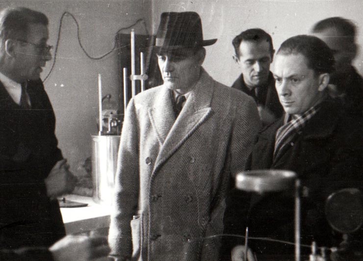 Gheorghe Gheorghiu-Dej vizitează laboratorul special din staţia Petroşani, unde se face analiza calorică a cărbunelui (1944 noiembrie 24).
