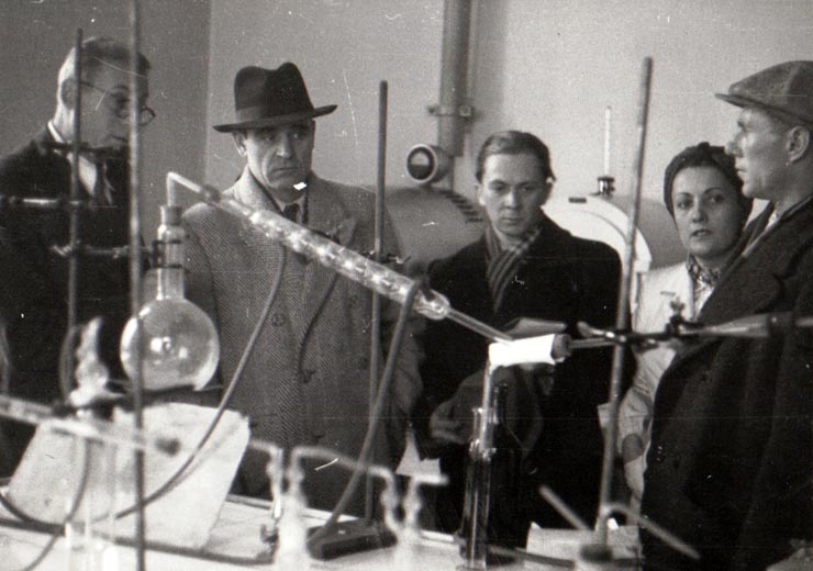 Gheorghe Gheorghiu-Dej şi Mihail Postenco vizitează laboratorul special din staţia Petroşani, unde se face analiza calorică a cărbunelui (1944 noiembrie 24).
