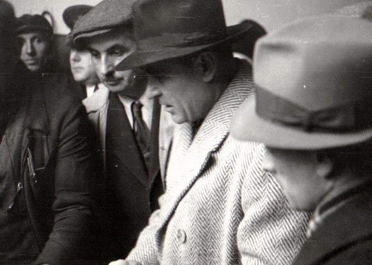 Gheorghe Gheorghiu-Dej şi Mihail Postenco vizitează laboratorul special din staţia Petroşani, unde se face analiza calorică a cărbunelui (1944 noiembrie 24).