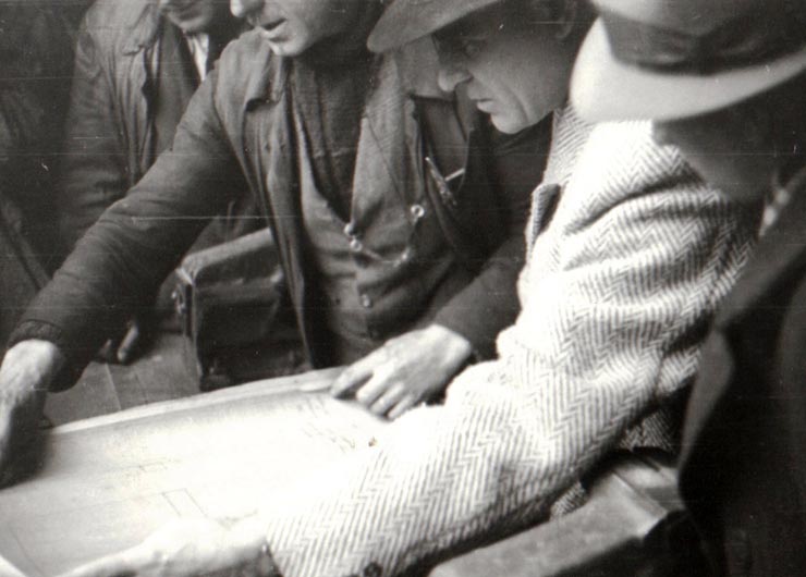 Gheorghe Gheorghiu-Dej primind explicaţiile specialiştilor de la serviciul tehnic al minelor din Valea Jiului (1944 noiembrie 24).
