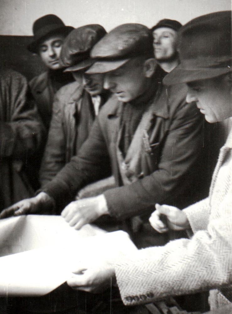 Gheorghe Gheorghiu-Dej primind explicaţiile specialiştilor de la serviciul tehnic al minelor din Valea Jiului (1944 noiembrie 24).
