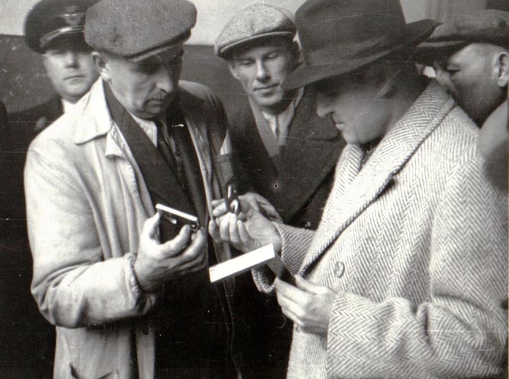 Gheorghe Gheorghiu-Dej primind explicaţiile specialiştilor de la serviciul tehnic al minelor din Valea Jiului (1944 noiembrie 24).