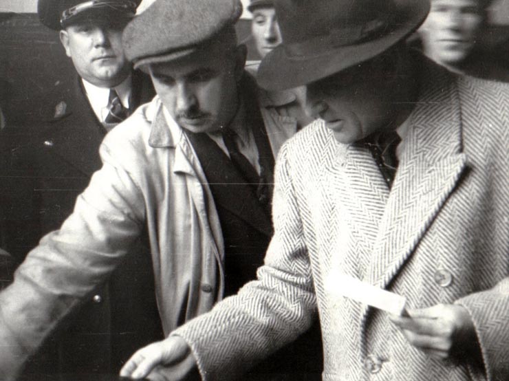 Gheorghe Gheorghiu-Dej primind explicaţiile specialiştilor de la serviciul tehnic al minelor din Valea Jiului (1944 noiembrie 24).