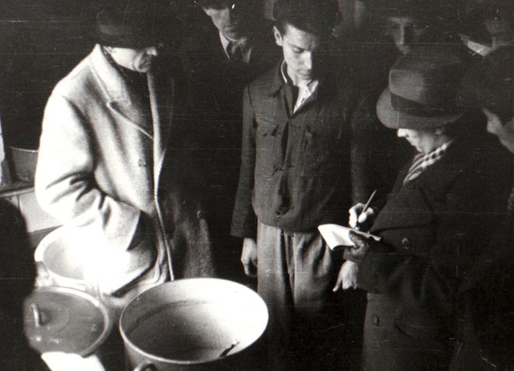 Gheorghe Gheorghiu-Dej vizitează bucătăria căminului de ucenici din Petroşani (1944 noiembrie 24).