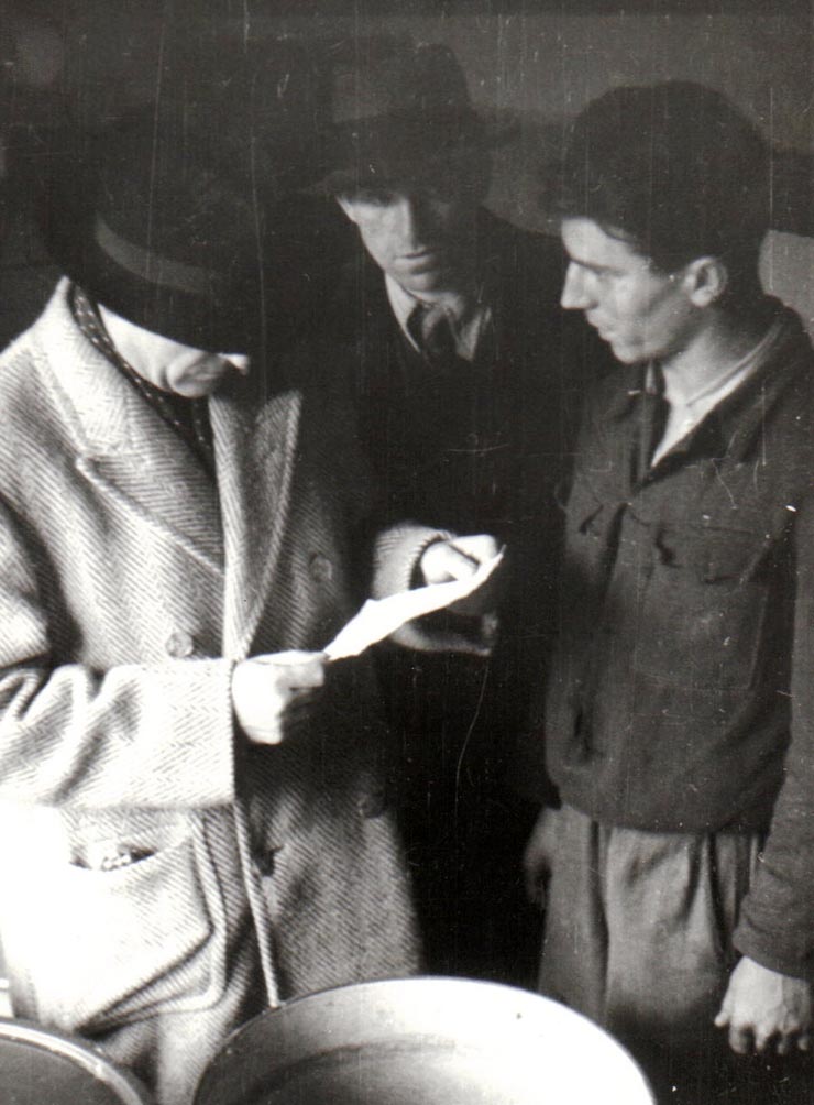 Gheorghe Gheorghiu-Dej vizitează bucătăria căminului de ucenici din Petroşani (1944 noiembrie 24).