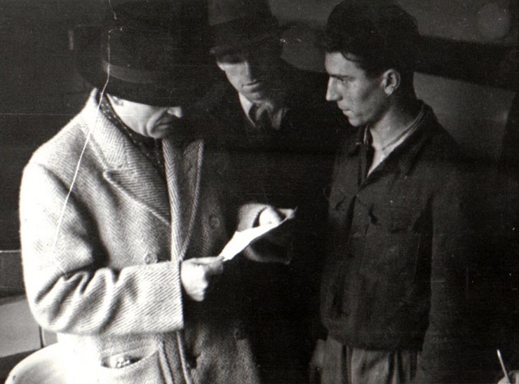 Gheorghe Gheorghiu-Dej vizitează bucătăria căminului de ucenici din Petroşani (1944 noiembrie 24).
