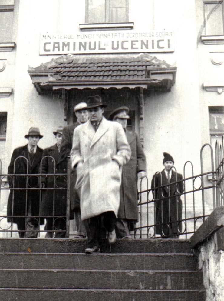 Gheorghe Gheorghiu-Dej părăsind Căminul de ucenici al Ministerului Muncii (Petroşani). A fost însoţit de Postanschi şi alte persoane (1944 noiembrie 24).