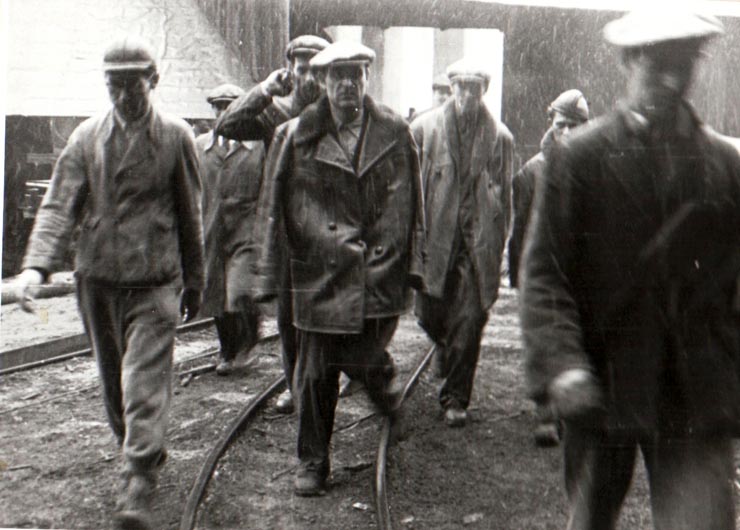 Gheorghe Gheorghiu-Dej în faţa silozurilor de cărbuni îndreptându-se spre intrarea minelor de la Petrila (1944 noiembrie 24).