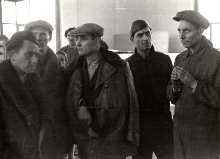 Gheorghe Gheorghiu-Dej în faţa silozurilor de cărbuni îndreptându-se spre intrarea minelor de la Petrila (1944 noiembrie 24).