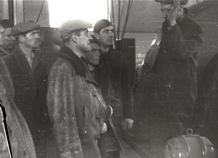 Gheorghe Gheroghiu-Dej la serviciul tehnic înainte de coborâre în minele de la Petrila (Primeşte explicaţii de la un tehnician) (1944 noiembrie 24).