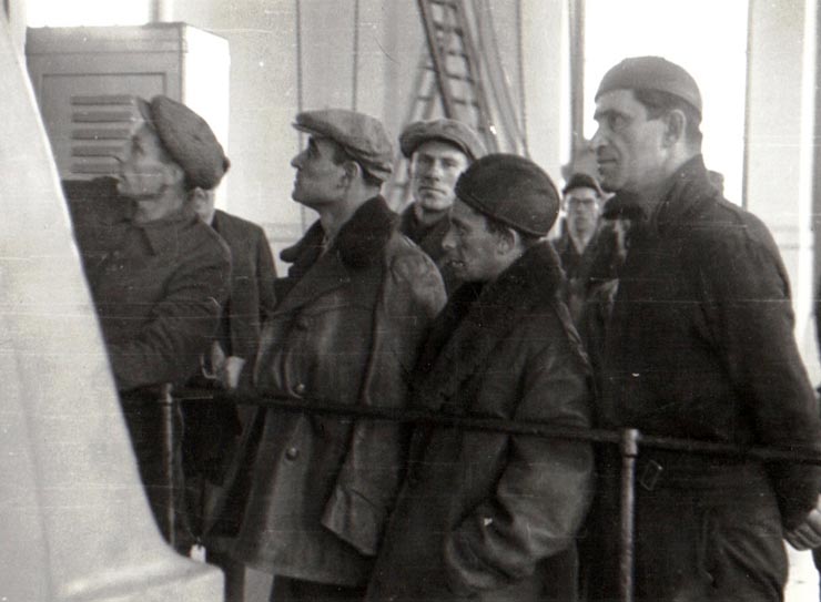 Gheorghe Gheroghiu-Dej la serviciul tehnic înainte de coborâre în minele de la Petrila (Primeşte explicaţii de la un tehnician) (1944 noiembrie 24).