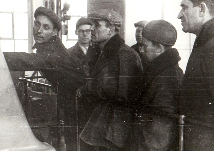 Gheorghe Gheroghiu-Dej la serviciul tehnic înainte de coborâre în minele de la Petrila (Primeşte explicaţii de la un tehnician) (1944 noiembrie 24).