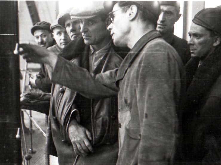 Gheorghe Gheroghiu-Dej la serviciul tehnic înainte de coborâre în minele de la Petrila (Primeşte explicaţii de la un tehnician) (1944 noiembrie 24).