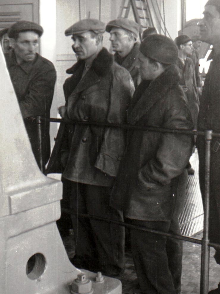 Gheorghe Gheroghiu-Dej la serviciul tehnic înainte de coborâre în minele de la Petrila (Primeşte explicaţii de la un tehnician) (1944 noiembrie 24).