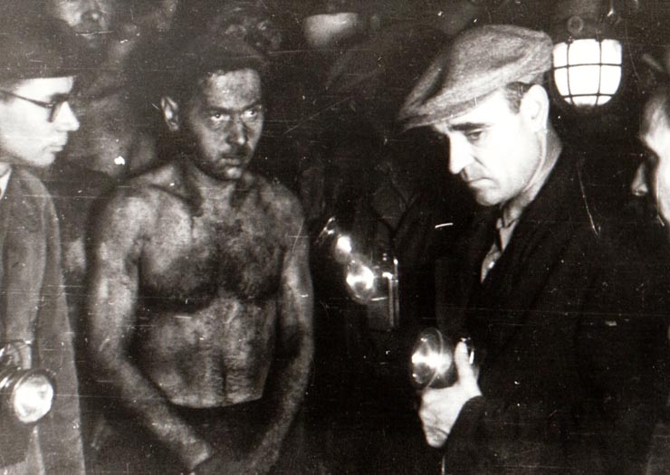 Gheorghe Gheorghiu-Dej printre muncitorii mineri în minele de la Petrila, la 300 m adâncime (1944 noiembrie 23).
