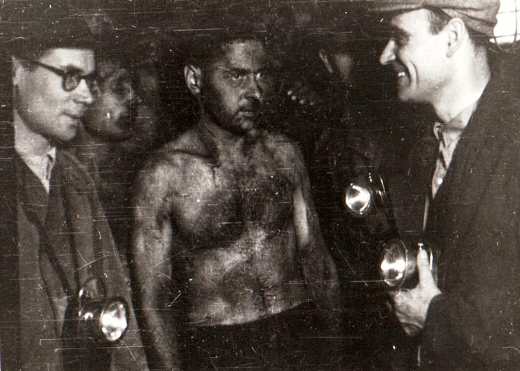 Gheorghe Gheorghiu-Dej printre muncitorii mineri în minele de la Petrila, la 300 m adâncime (1944 noiembrie 23).