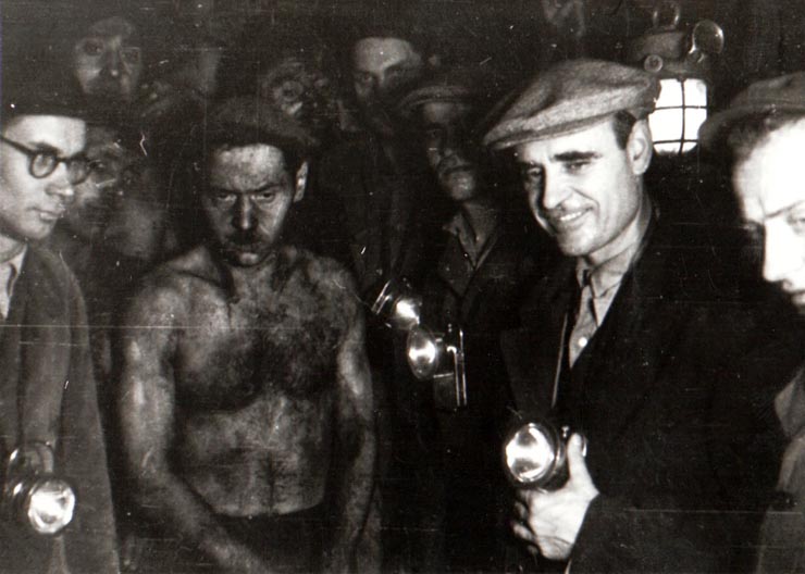 Gheorghe Gheorghiu-Dej printre muncitorii mineri în minele de la Petrila, la 300 m adâncime (1944 noiembrie 23).
