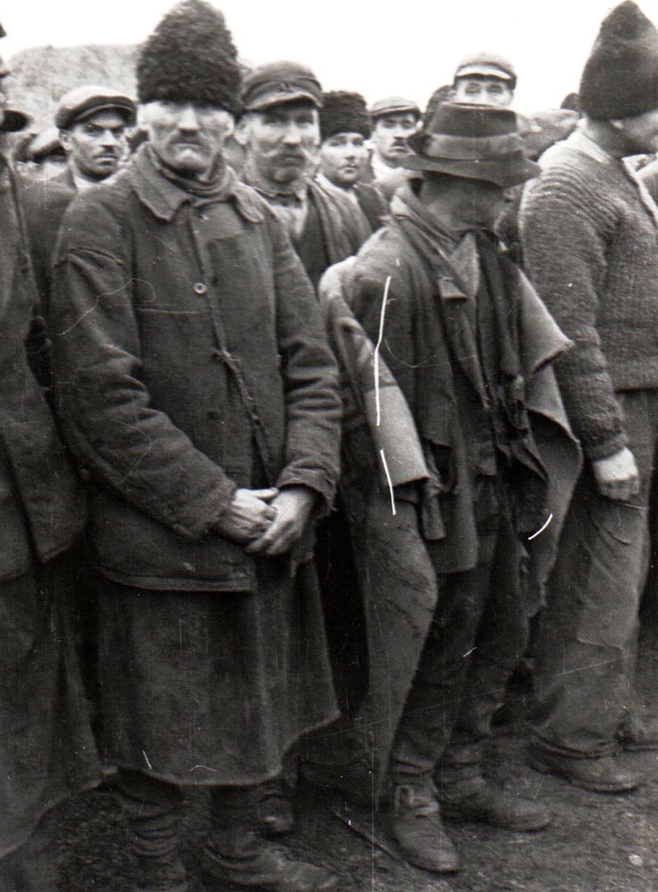 Grupuri de muncitori concentraţi (pentru a munci în mine) aşteaptă ieşirea lui Gheorghe Gheorghiu-Dej din minele de la Petrila, pentru a-i aduce la cunoştinţă atitudinea neumană a conducerii Societăţii „Petroşani” şi a comandantului militar faţă de ei (1944 noiembrie 24).
