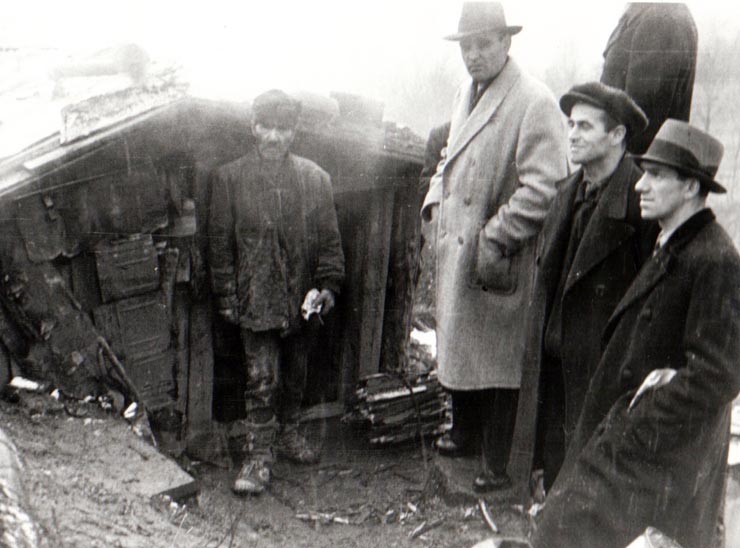 Gheorghe Gheorghiu-Dej în faţa unei case de miner din Valea Jiului. Se mai află de faţă Alexandru Moghioroş şi alte persoane (1944 noiembrie 24).