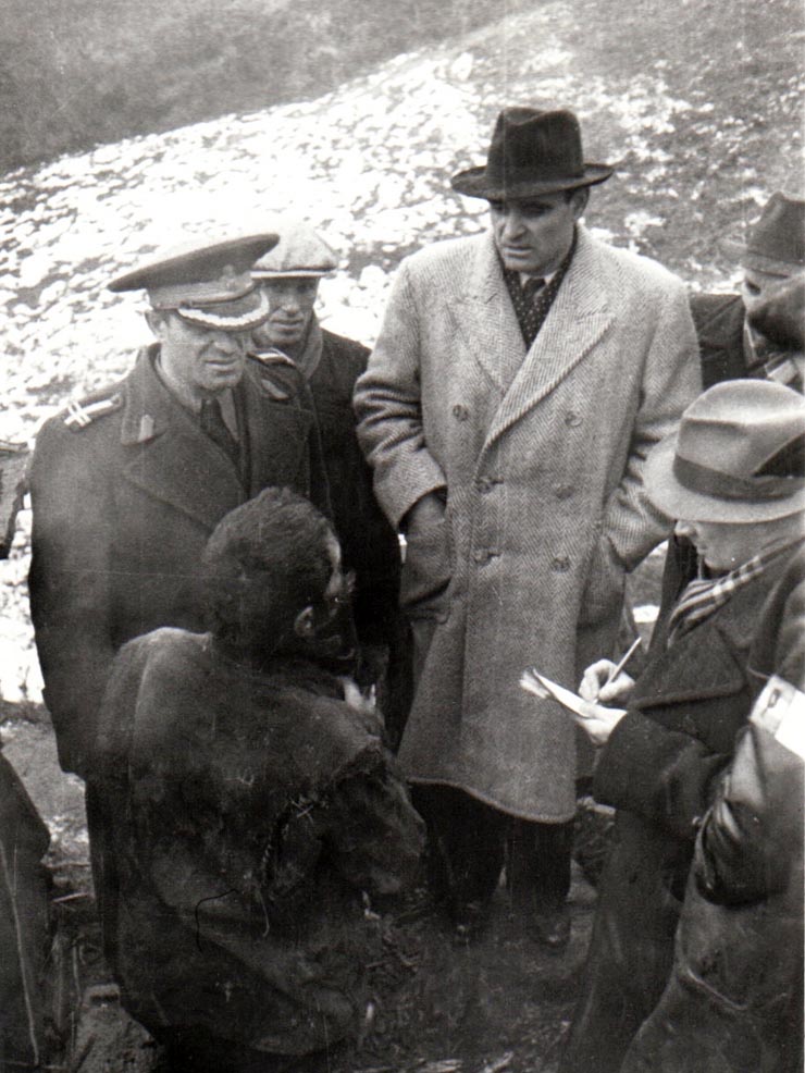 Gheorghe Gheorghiu-Dej vizitează locuinţa unui miner din Valea Jiului (Un bordei săpat în munte) (1944 noiembrie 24).