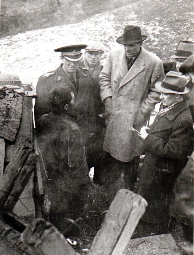 Gheoghe Gheorghiu-Dej vizitează locuinţa unui miner din Valea Jiului (Un bordei săpat în munte) (1944 noiembrie 24).