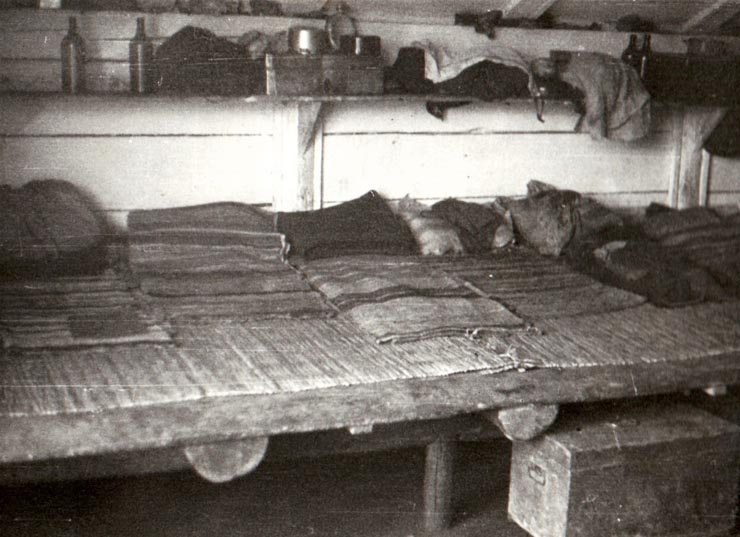Barăcile unde au dormit muncitorii concentraţi la minele din Valea Jiului vizitate de către Gheorghe Gheorghiu-Dej (1944 noiembrie 24).