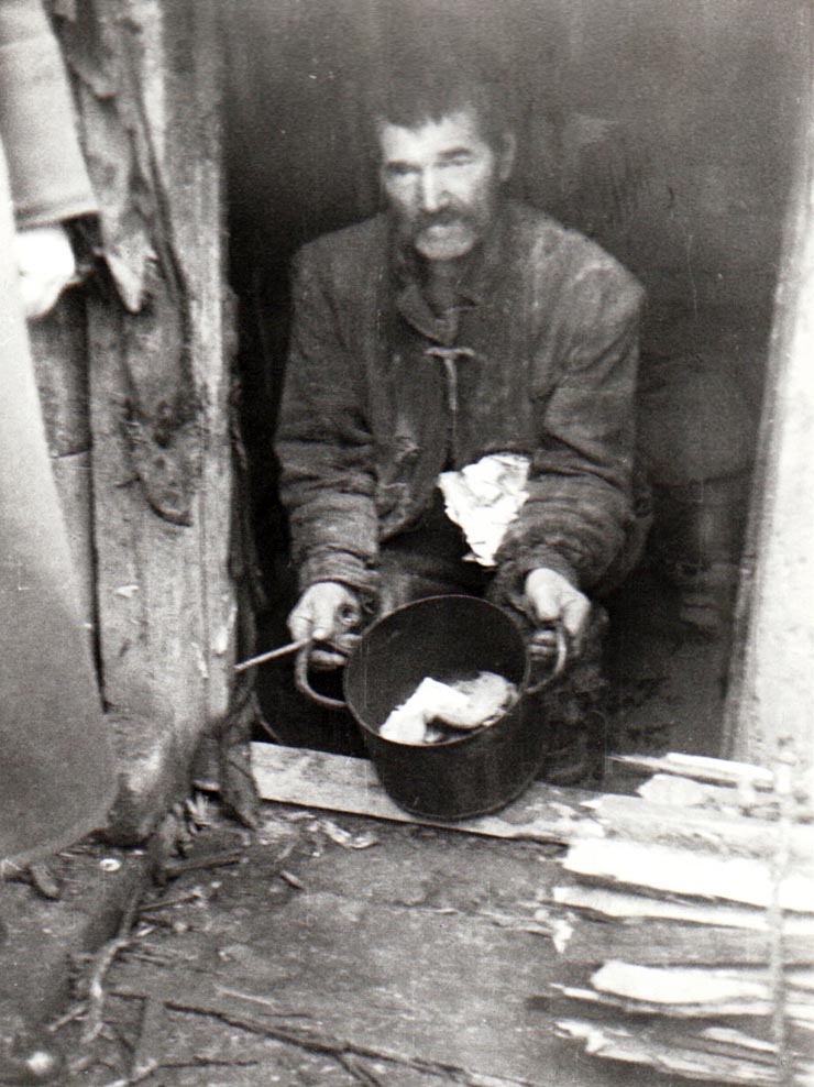 Hrana unui miner pensionar din Valea Jiului: coji de pâine într-un ceaun (1944 noiembrie 24).