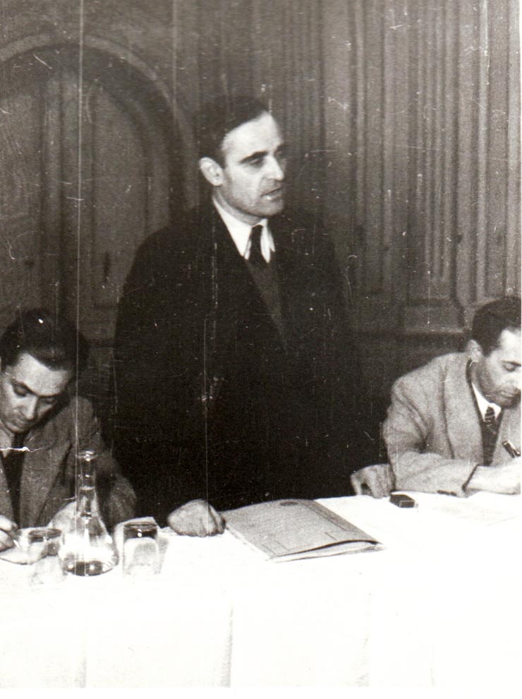 Gheorghe Gheorghiu-Dej vorbind la o şedinţă cu delegaţii muncitorilor mineri din Valea Jiului. La această şedinţă au participat şi reprezentanţi ai direcţiei minelor şi s-a discutat probleme ca îmbunătăţirea condiţiilor de viaţă şi de muncă a minerilor, mărirea producţiei de cărbune etc. (Petroşani) (1944 noiembrie 24).