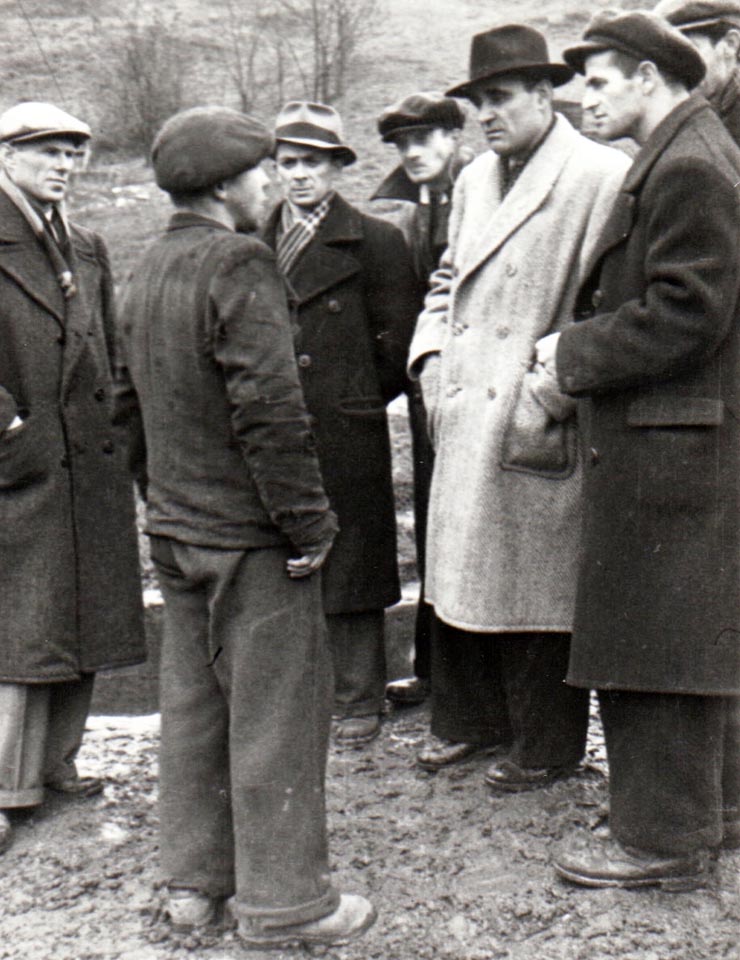 Un miner din Petroşani, invită pe Gheorghe Gheorghiu-Dej să le viziteze căminul. Mai sunt de faţă Alexandru Moghioroş şi Postanschi (1944 noiembrie 24).