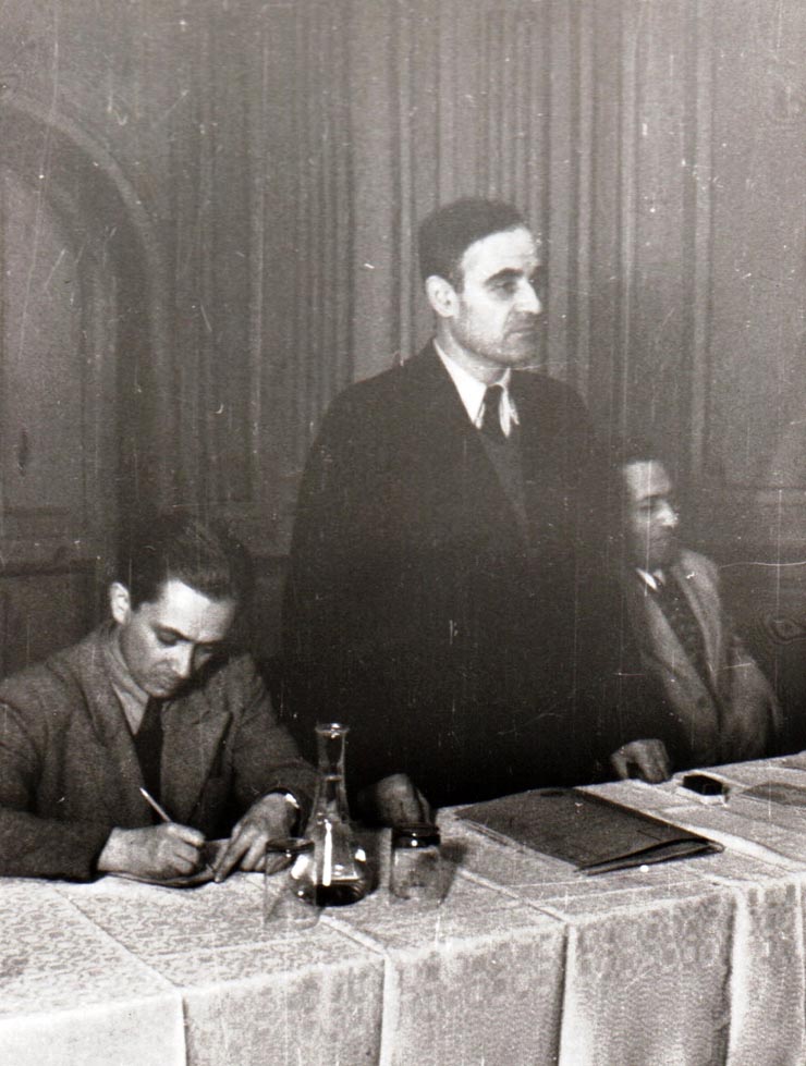 Gheorghe Gheorghiu-Dej vorbind la o şedinţă cu delegaţii muncitorilor mineri din Valea Jiului. La această şedinţă au participat şi reprezentanţi ai direcţiei minelor şi s-a discutat probleme ca îmbunătăţirea condiţiilor de viaţă şi de muncă a minerilor, mărirea producţiei de cărbune etc. (Petroşani) (1944 noiembrie 24).