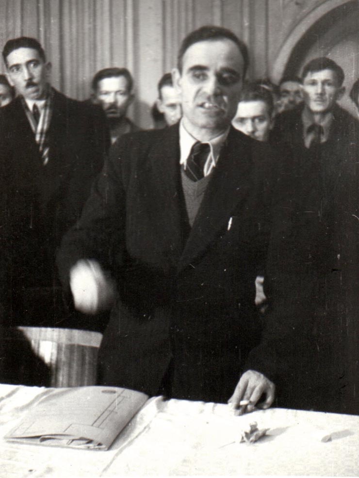 Gheorghe Gheorghiu-Dej vorbind la o şedinţă cu delegaţii muncitorilor mineri din Valea Jiului. La această şedinţă au participat şi reprezentanţi ai direcţiei minelor şi s-a discutat probleme ca îmbunătăţirea condiţiilor de viaţă şi de muncă a minerilor, mărirea producţiei de cărbune etc. (Petroşani) (1944 noiembrie 24).