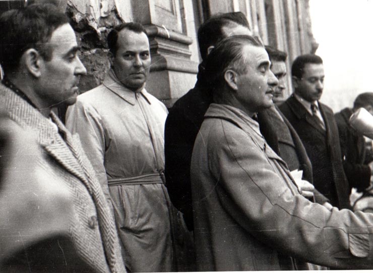 Gheorghe Gheorghiu-Dej în prezidiul mitingului oamenilor muncii din Capitală cu prilejul înmormântării victimelor reacţiunii din Comuna Apărătorii Patriei (Piaţa Victoriei (1944 noiembrie 29.)