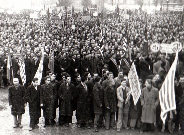 Gheorghe Gheorghiu-Dej în prezidiul mitingului oamenilor muncii din Capitală cu prilejul înmormântării victimelor reacţiunii din Comuna Apărătorii Patriei (Piaţa Victoriei (1944 noiembrie 29.)