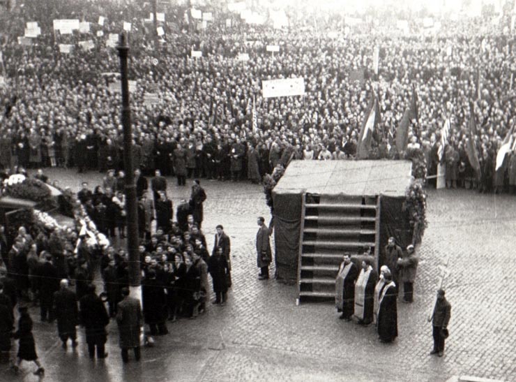 Oamenii muncii din Capitală participanţi la mitingul din Piaţa Victoriei, din 29.XI.1944, păstrează un minut de tăcere în memoria victimelor reacţiunii din Comuna Apărătorii Patriei (1944 noiembrie 29).