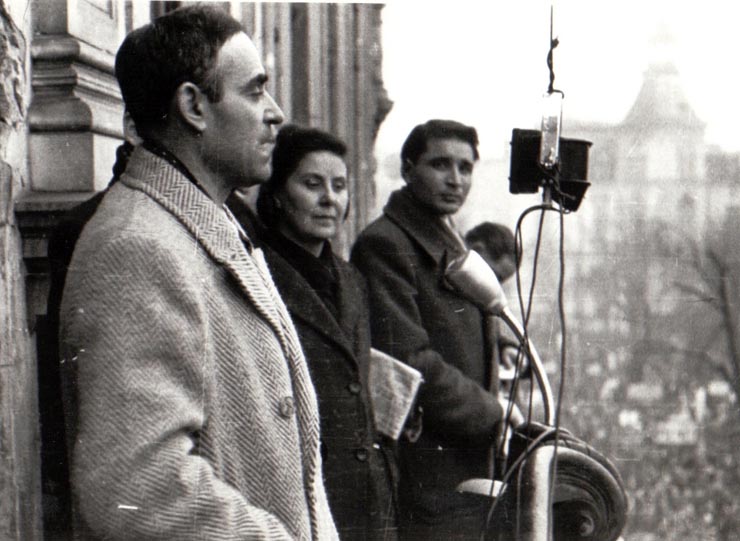 Gheorghe Gheorghiu-Dej vorbind la mitingul oamenilor muncii din Capitală cu prilejul înmormântării victimelor reacţiunii din Comuna Apărătorii Patriei (Piaţa Victoriei). Au mai fost de faţă Elena Livezeanu  şi Gheorghe Apostol (1944 noiembrie 29.)