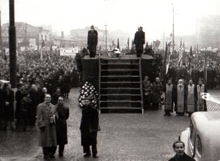 Oamenii muncii din Capitală participanţi la mitingul din Piaţa Victoriei, din 29.XI.1944, păstrează un minut de tăcere în memoria victimelor reacţiunii din Comuna Apărătorii Patriei (1944 noiembrie 29).