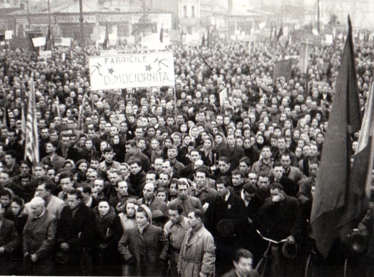 Aspect de la mitingul oamenilor muncii din Capitală cu prilejul înmormântării victimelor reacţiunii din Comuna Apărătorii Patriei (Piaţa Victoriei) (1944 noiembrie 29).