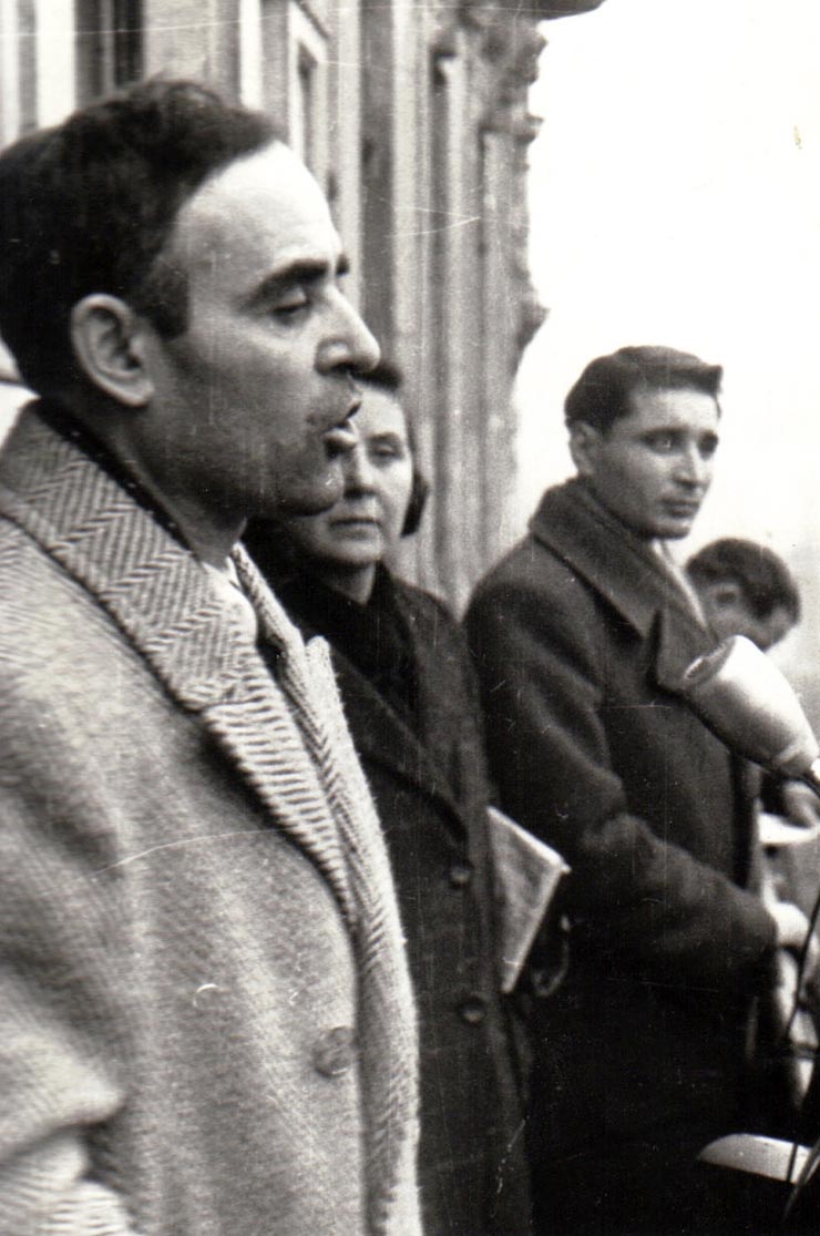 Gheorghe Gheorghiu-Dej vorbind la mitingul oamenilor muncii din Capitală cui prilejul înmormântării victimelor reacţiunii din Comuna Apărătorii Patriei (Piaţa Victoriei). Au mai fost de faţă Elena Livezeanu şi Gheorghe Apostol (1944 noiembrie 29).