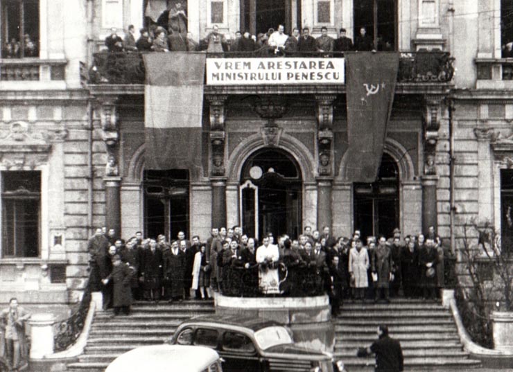 Prezidiul mitingului oamenilor muncii din capitală cu peilejul înmormântării victimelor reacţiunii din Comuna Apărătorii Patriei (Piaţa Victoriei) (1944 noiembrie 29).
