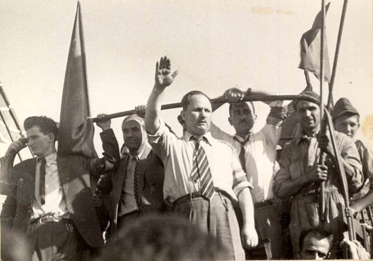Nicolae Ceauşescu, C. Agiu şi alţii, veniţi în întâmpinarea trupelor sovietice la intrarea în Bucureşti. (30.08.1944)
